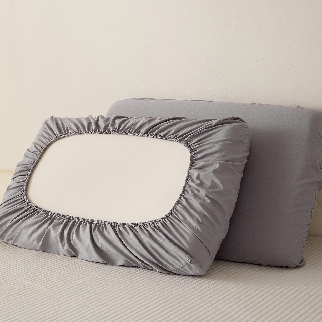 91家纺网 家纺一手货源 找家纺 梵克保罗 2026新款13372 全棉纯棉橡皮筋魔术万能单层枕套  适用多种枕头 XP-浅灰