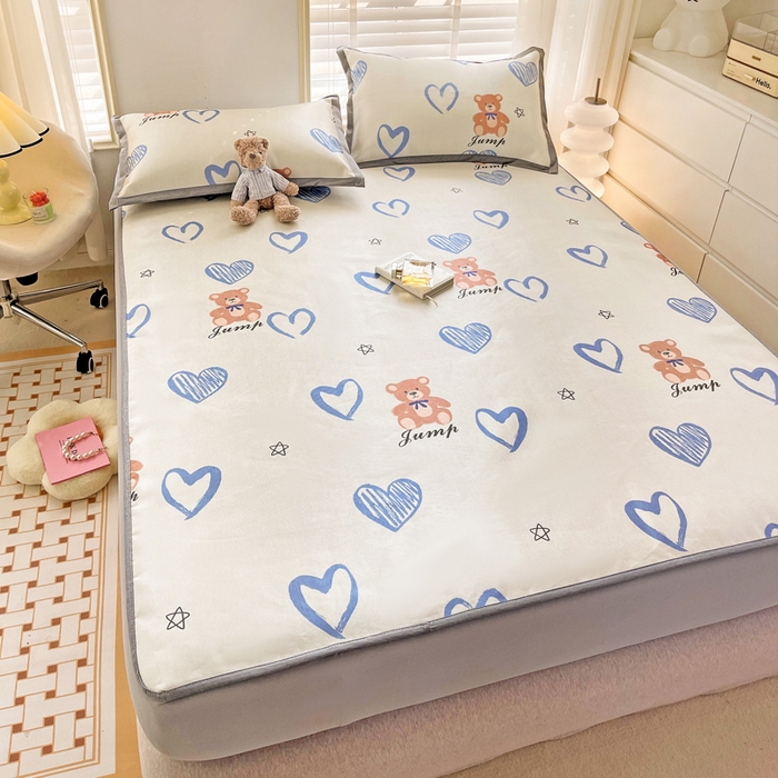 91家纺网 家纺一手货源 找家纺 金盛纺 2025新款A类数码印花冰丝席-床笠款爱心小熊