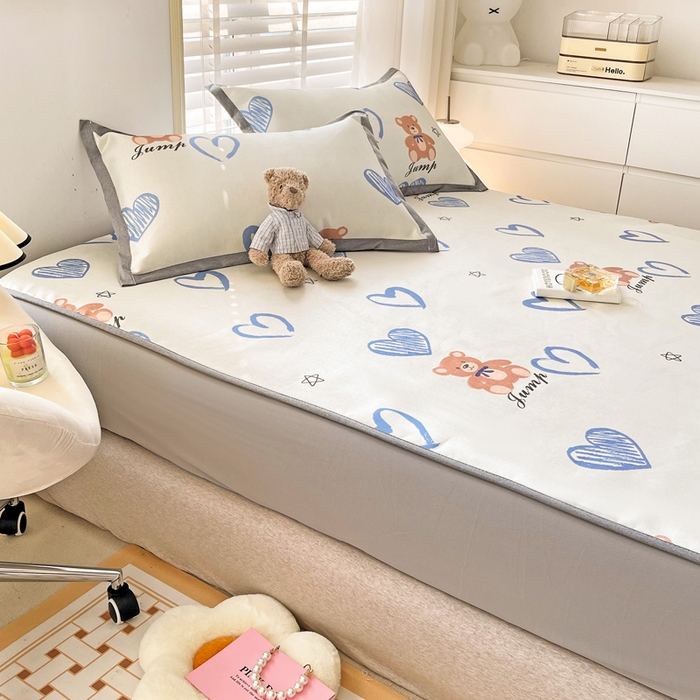 91家纺网 家纺一手货源 找家纺 金盛纺 2025新款A类数码印花冰丝席-床笠款爱心小熊