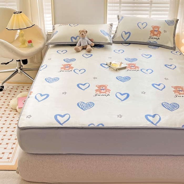 91家纺网 家纺一手货源 找家纺 金盛纺 2025新款A类数码印花冰丝席-床笠款爱心小熊