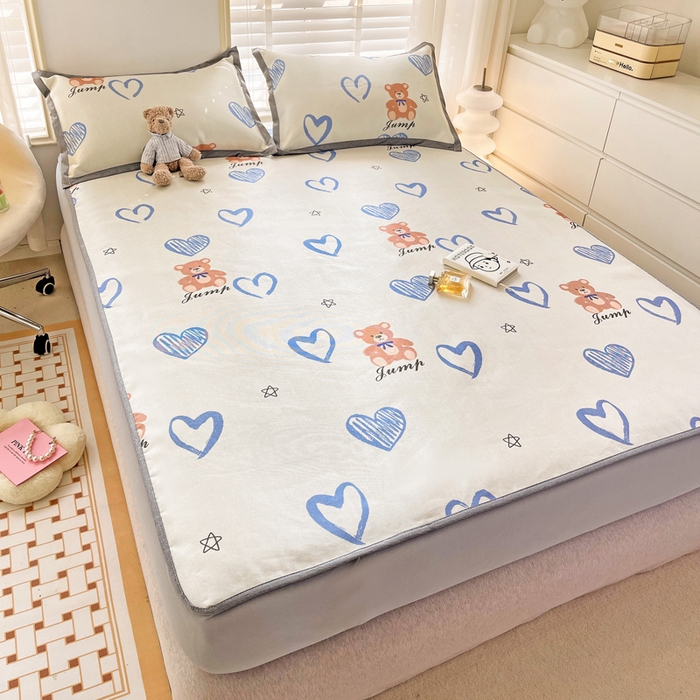 91家纺网 家纺一手货源 找家纺 金盛纺 2025新款A类数码印花冰丝席-床笠款爱心小熊