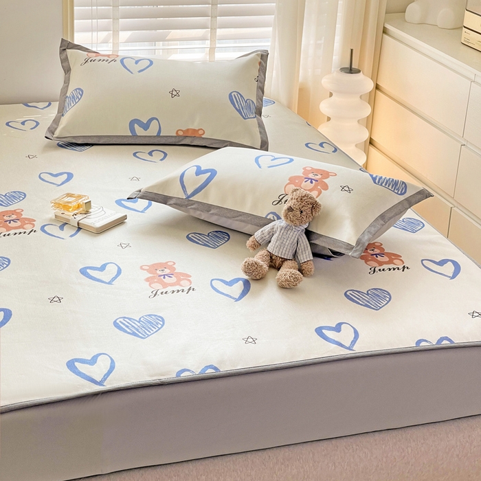 91家纺网 家纺一手货源 找家纺 金盛纺 2025新款A类数码印花冰丝席-床笠款爱心小熊