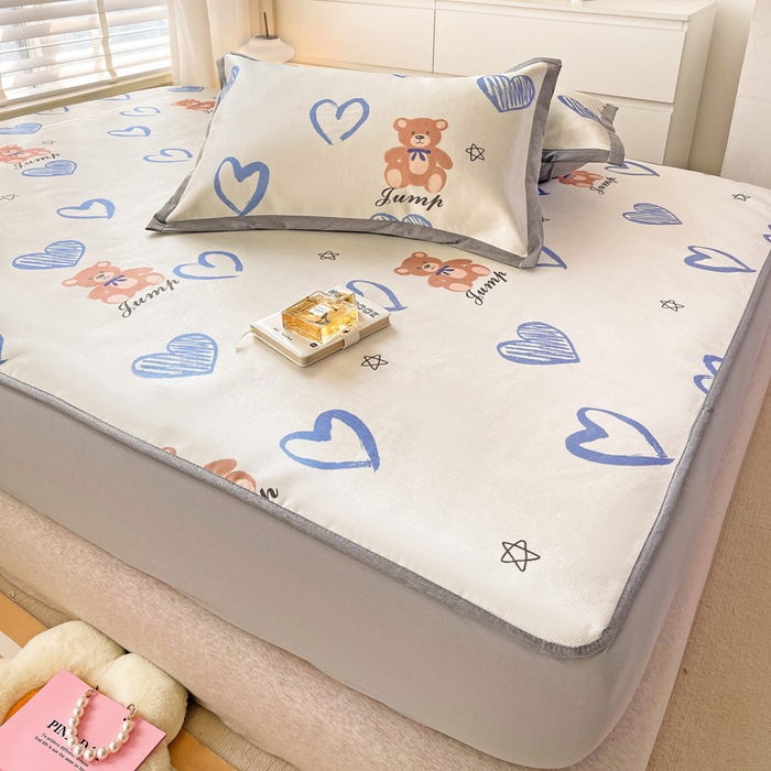 91家纺网 家纺一手货源 找家纺 金盛纺 2025新款A类数码印花冰丝席-床笠款爱心小熊