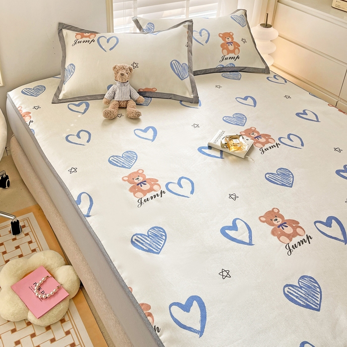 91家纺网 家纺一手货源 找家纺 金盛纺 2025新款A类数码印花冰丝席-床笠款爱心小熊