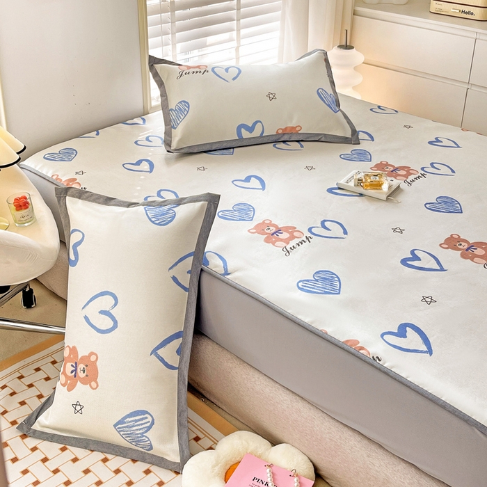 91家纺网 家纺一手货源 找家纺 金盛纺 2025新款A类数码印花冰丝席-床笠款爱心小熊