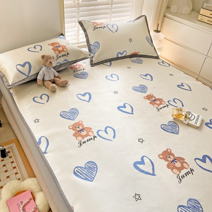 91家纺网 家纺一手货源 找家纺 金盛纺 2025新款A类数码印花冰丝席-床笠款爱心小熊