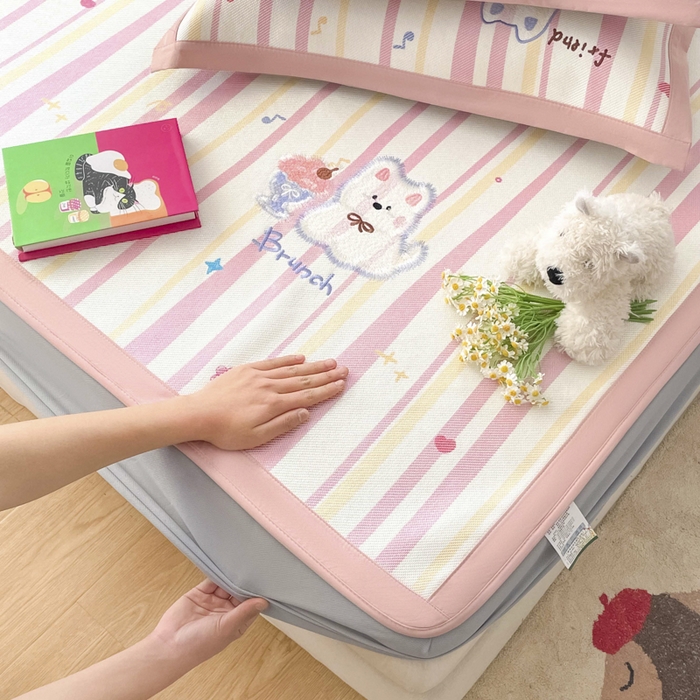 91家纺网 家纺一手货源 找家纺 （总）雅居纺家纺 2026新款A类加厚三明治底绣花冰藤席床笠款凉席席子