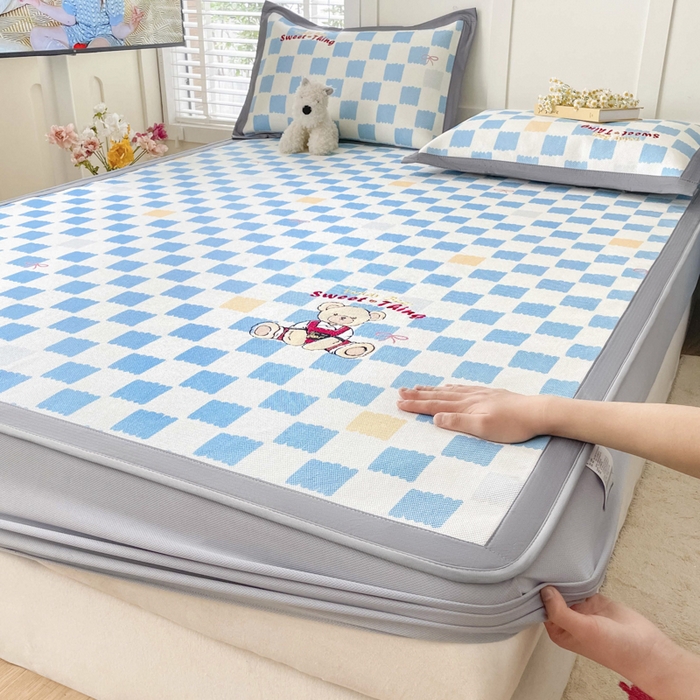 91家纺网 家纺一手货源 找家纺 （总）雅居纺家纺 2026新款A类加厚三明治底绣花冰藤席床笠款凉席席子