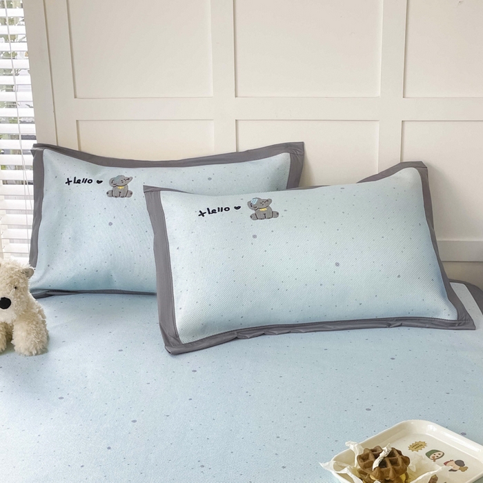 91家纺网 家纺一手货源 找家纺 雅居纺家纺 2026新款A类加厚三明治底绣花冰藤席床笠款凉席席子 小象家族