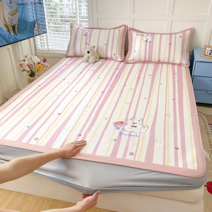 91家纺网 家纺一手货源 找家纺 雅居纺家纺 2026新款A类加厚三明治底绣花冰藤席床笠款凉席席子 冰淇淋萌狗