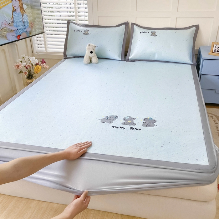 91家纺网 家纺一手货源 找家纺 雅居纺家纺 2026新款A类加厚三明治底绣花冰藤席床笠款凉席席子 小象家族