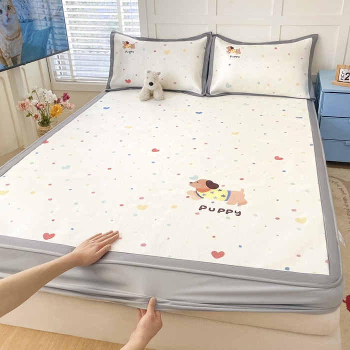 91家纺网 家纺一手货源 找家纺 雅居纺家纺 2026新款A类加厚三明治底绣花冰藤席床笠款凉席席子 星星腊肠狗