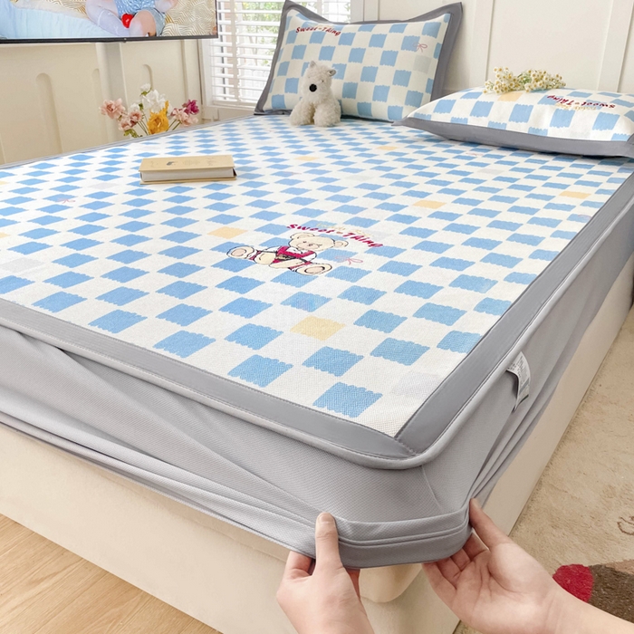 91家纺网 家纺一手货源 找家纺 雅居纺家纺 2026新款A类加厚三明治底绣花冰藤席床笠款凉席席子 时尚小熊