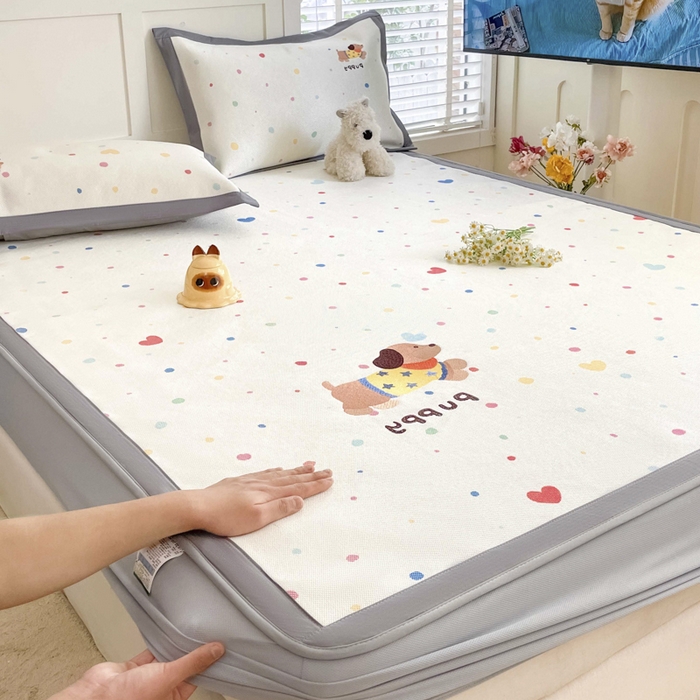 91家纺网 家纺一手货源 找家纺 雅居纺家纺 2026新款A类加厚三明治底绣花冰藤席床笠款凉席席子 星星腊肠狗