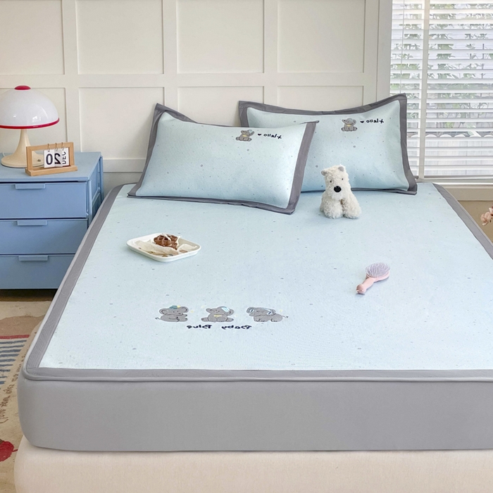 91家纺网 家纺一手货源 找家纺 雅居纺家纺 2026新款A类加厚三明治底绣花冰藤席床笠款凉席席子 小象家族