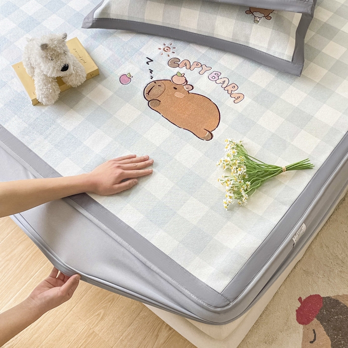 91家纺网 家纺一手货源 找家纺 雅居纺家纺 2026新款A类加厚三明治底绣花冰藤席床笠款凉席席子 幸运巴拉