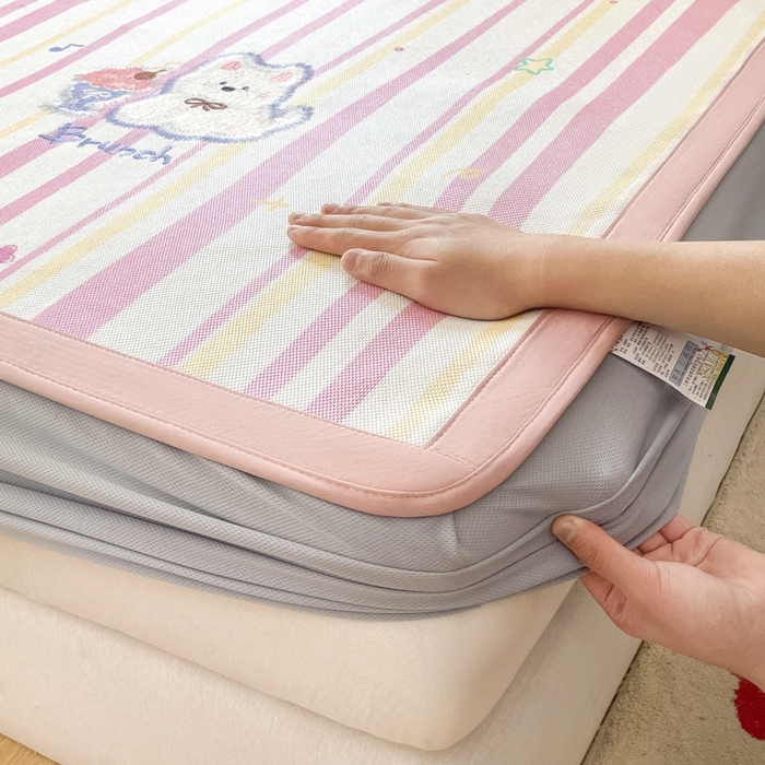 91家纺网 家纺一手货源 找家纺 雅居纺家纺 2026新款A类加厚三明治底绣花冰藤席床笠款凉席席子 冰淇淋萌狗