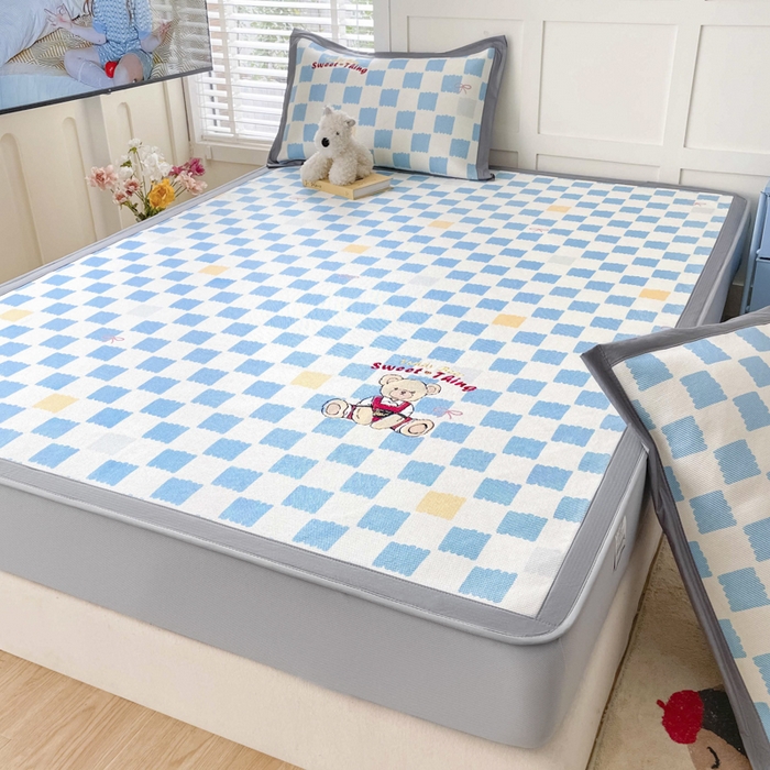 91家纺网 家纺一手货源 找家纺 雅居纺家纺 2026新款A类加厚三明治底绣花冰藤席床笠款凉席席子 时尚小熊