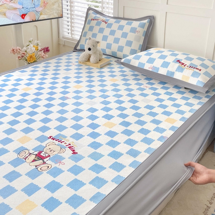 91家纺网 家纺一手货源 找家纺 雅居纺家纺 2026新款A类加厚三明治底绣花冰藤席床笠款凉席席子 时尚小熊