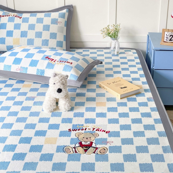 91家纺网 家纺一手货源 找家纺 雅居纺家纺 2026新款A类加厚三明治底绣花冰藤席床笠款凉席席子 时尚小熊