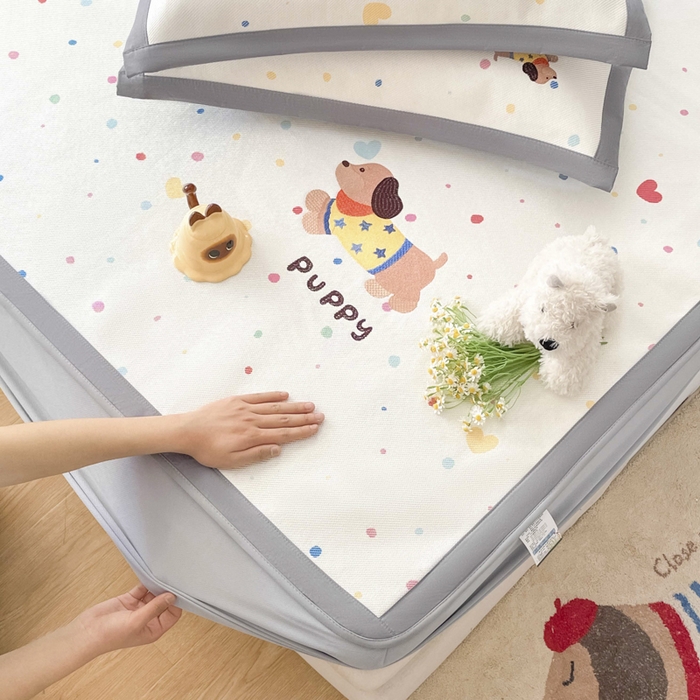 91家纺网 家纺一手货源 找家纺 雅居纺家纺 2026新款A类加厚三明治底绣花冰藤席床笠款凉席席子 星星腊肠狗