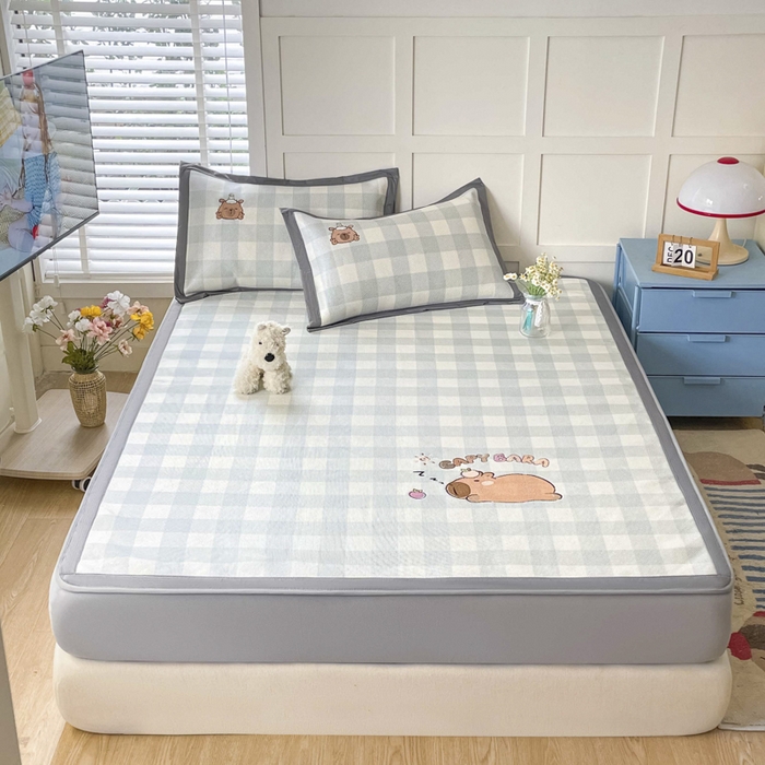 91家纺网 家纺一手货源 找家纺 雅居纺家纺 2026新款A类加厚三明治底绣花冰藤席床笠款凉席席子 幸运巴拉