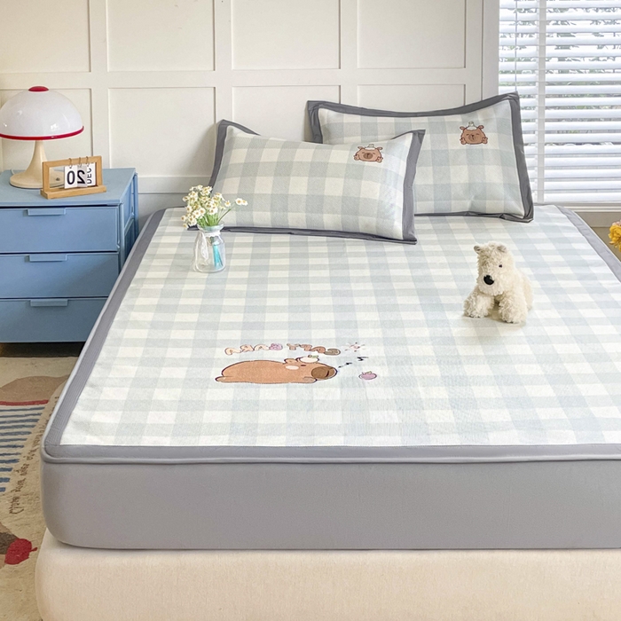 91家纺网 家纺一手货源 找家纺 雅居纺家纺 2026新款A类加厚三明治底绣花冰藤席床笠款凉席席子 幸运巴拉