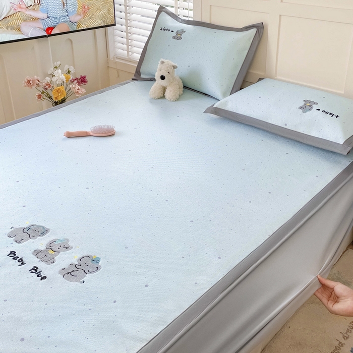 91家纺网 家纺一手货源 找家纺 雅居纺家纺 2026新款A类加厚三明治底绣花冰藤席床笠款凉席席子 小象家族