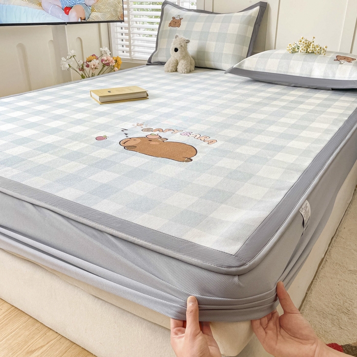 91家纺网 家纺一手货源 找家纺 雅居纺家纺 2026新款A类加厚三明治底绣花冰藤席床笠款凉席席子 幸运巴拉