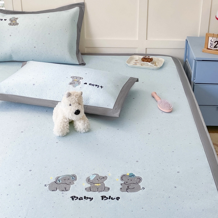 91家纺网 家纺一手货源 找家纺 雅居纺家纺 2026新款A类加厚三明治底绣花冰藤席床笠款凉席席子 小象家族