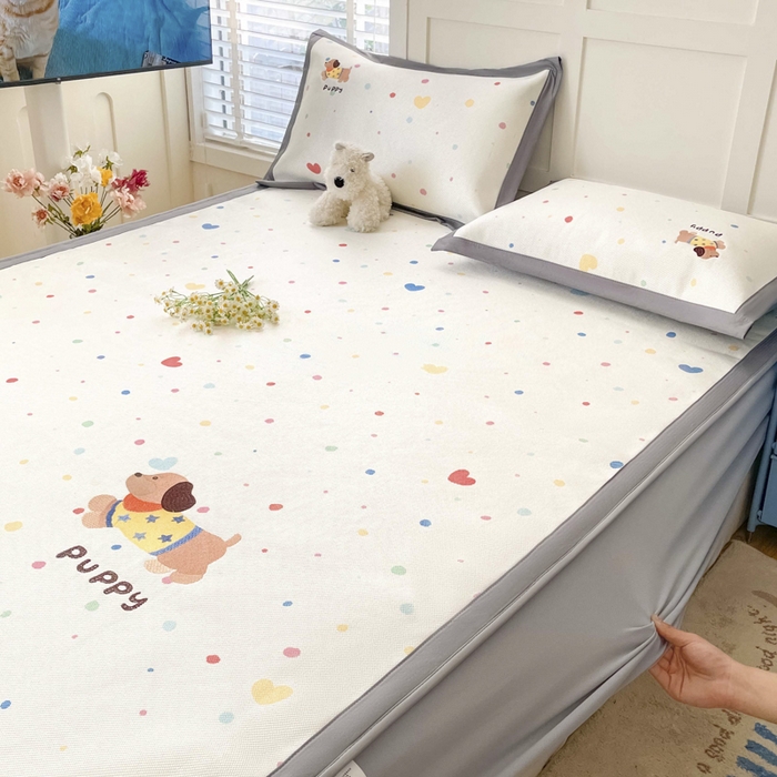 91家纺网 家纺一手货源 找家纺 雅居纺家纺 2026新款A类加厚三明治底绣花冰藤席床笠款凉席席子 星星腊肠狗