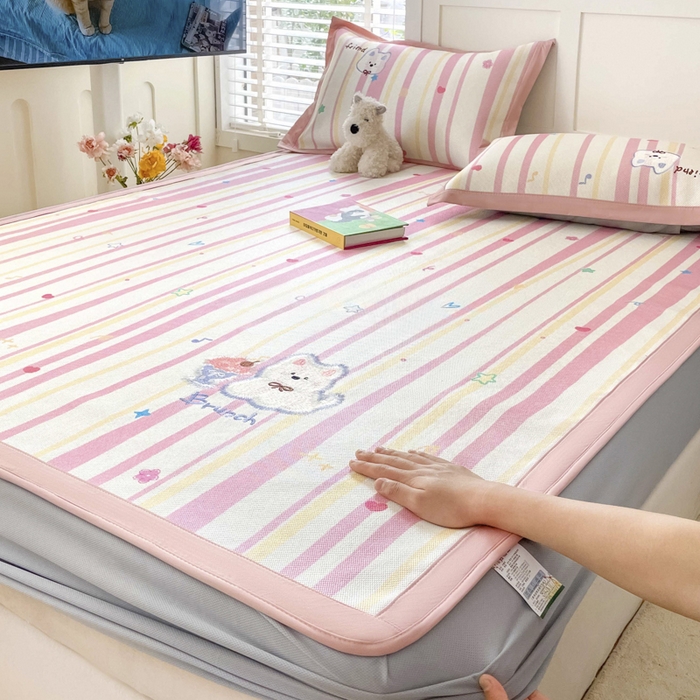 91家纺网 家纺一手货源 找家纺 （总）雅居纺家纺 2026新款A类加厚三明治底绣花冰藤席床笠款凉席席子