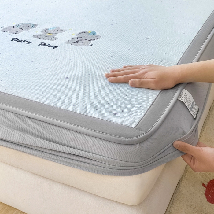 91家纺网 家纺一手货源 找家纺 雅居纺家纺 2026新款A类加厚三明治底绣花冰藤席床笠款凉席席子 小象家族