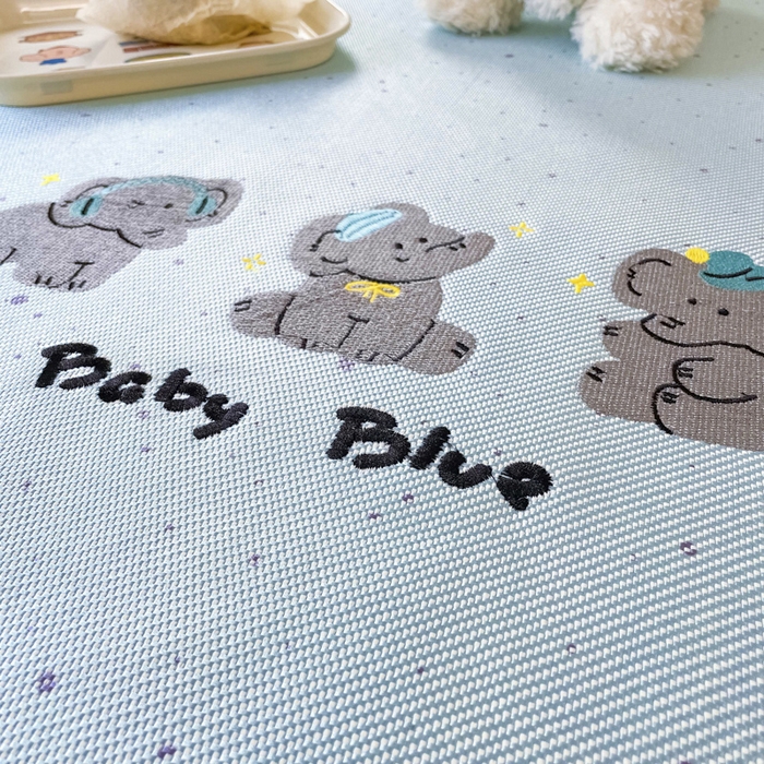 91家纺网 家纺一手货源 找家纺 雅居纺家纺 2026新款A类加厚三明治底绣花冰藤席床笠款凉席席子 小象家族