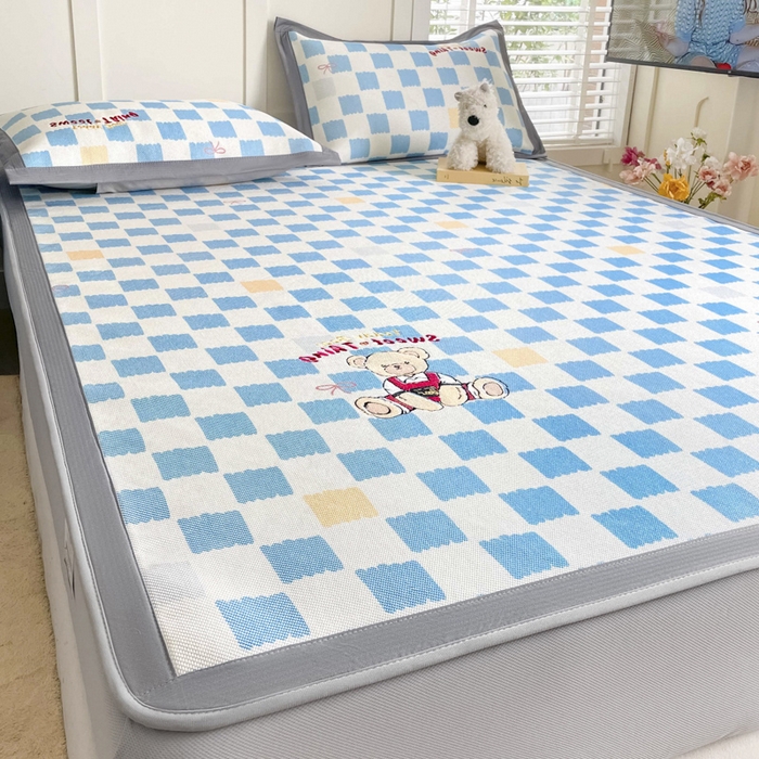 91家纺网 家纺一手货源 找家纺 雅居纺家纺 2026新款A类加厚三明治底绣花冰藤席床笠款凉席席子 时尚小熊