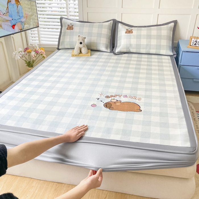 91家纺网 家纺一手货源 找家纺 雅居纺家纺 2026新款A类加厚三明治底绣花冰藤席床笠款凉席席子 幸运巴拉