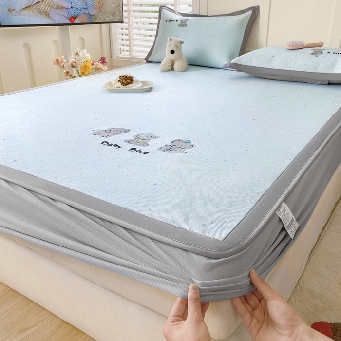 91家纺网 家纺一手货源 找家纺 雅居纺家纺 2026新款A类加厚三明治底绣花冰藤席床笠款凉席席子 小象家族