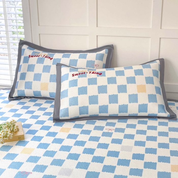 91家纺网 家纺一手货源 找家纺 雅居纺家纺 2026新款A类加厚三明治底绣花冰藤席床笠款凉席席子 时尚小熊