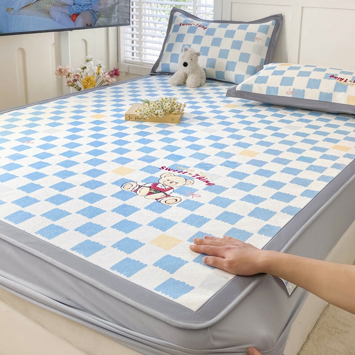 91家纺网 家纺一手货源 找家纺 雅居纺家纺 2026新款A类加厚三明治底绣花冰藤席床笠款凉席席子 时尚小熊