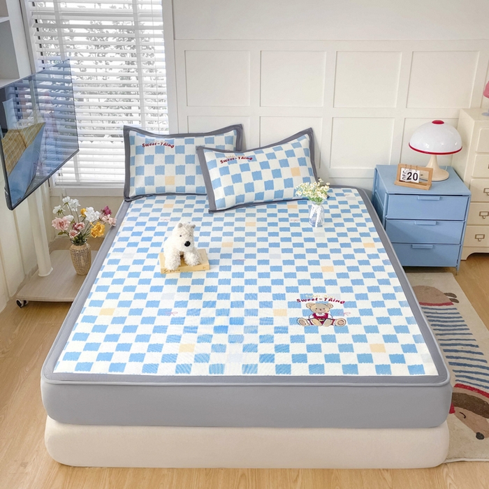 91家纺网 家纺一手货源 找家纺 雅居纺家纺 2026新款A类加厚三明治底绣花冰藤席床笠款凉席席子 时尚小熊