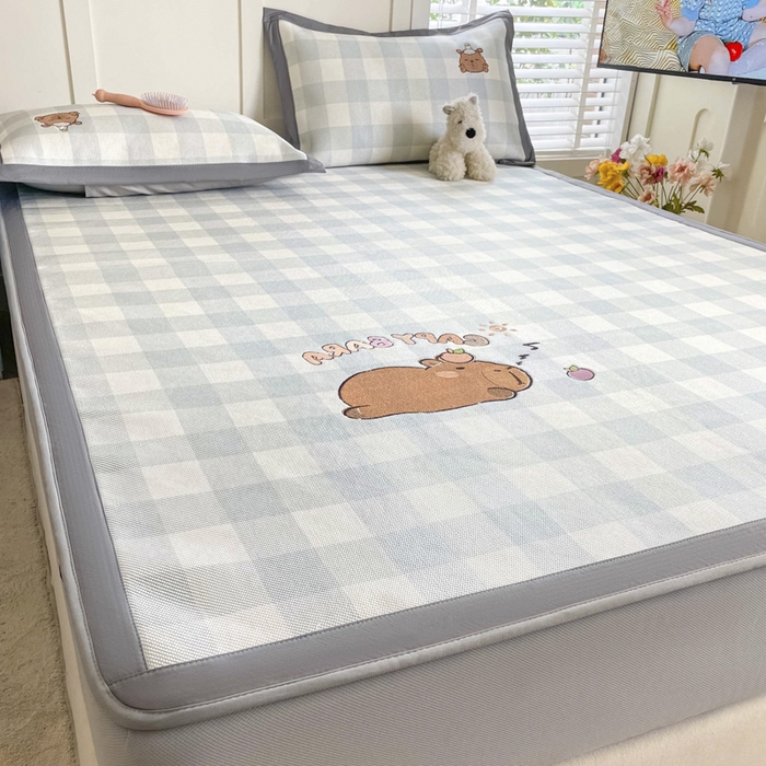 91家纺网 家纺一手货源 找家纺 雅居纺家纺 2026新款A类加厚三明治底绣花冰藤席床笠款凉席席子 幸运巴拉