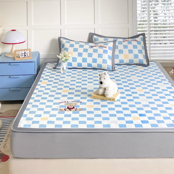 91家纺网 家纺一手货源 找家纺 雅居纺家纺 2026新款A类加厚三明治底绣花冰藤席床笠款凉席席子 时尚小熊