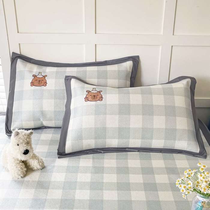 91家纺网 家纺一手货源 找家纺 雅居纺家纺 2026新款A类加厚三明治底绣花冰藤席床笠款凉席席子 幸运巴拉