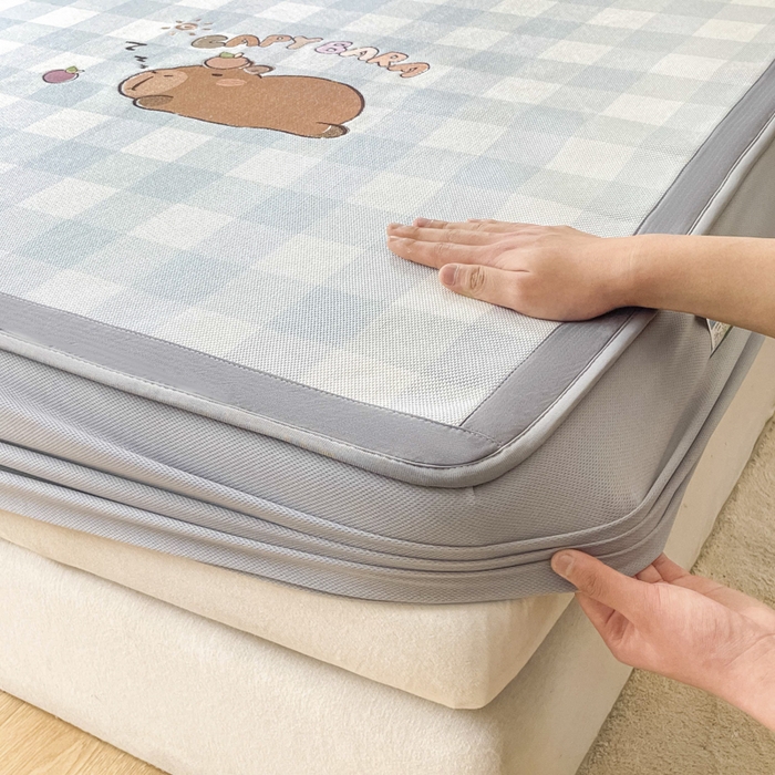 91家纺网 家纺一手货源 找家纺 雅居纺家纺 2026新款A类加厚三明治底绣花冰藤席床笠款凉席席子 幸运巴拉