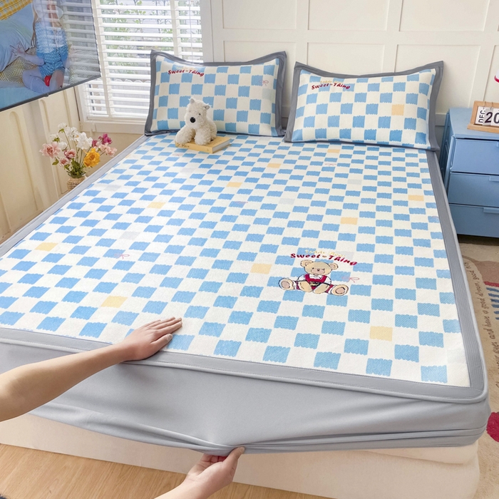 91家纺网 家纺一手货源 找家纺 雅居纺家纺 2026新款A类加厚三明治底绣花冰藤席床笠款凉席席子 时尚小熊