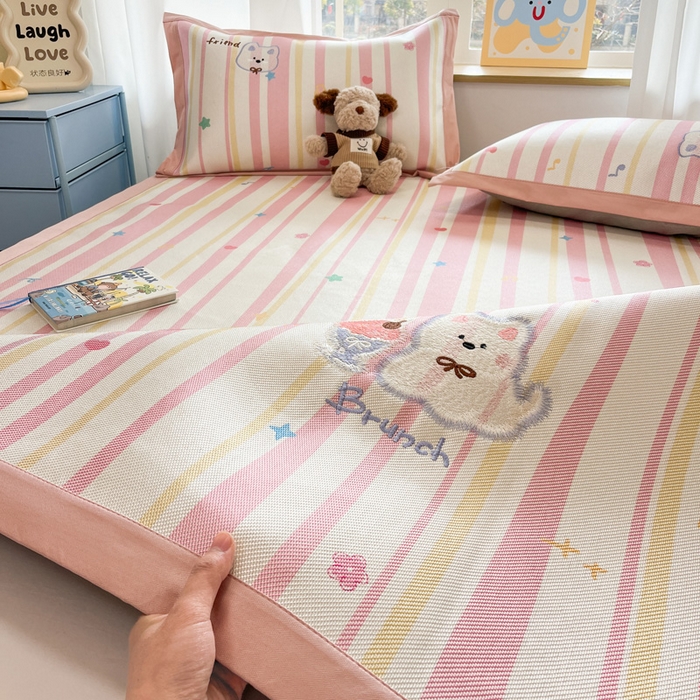 91家纺网 家纺一手货源 找家纺 雅居纺家纺 2026新款A类加厚三明治底绣花冰藤席床单款凉席席子 冰淇淋萌狗