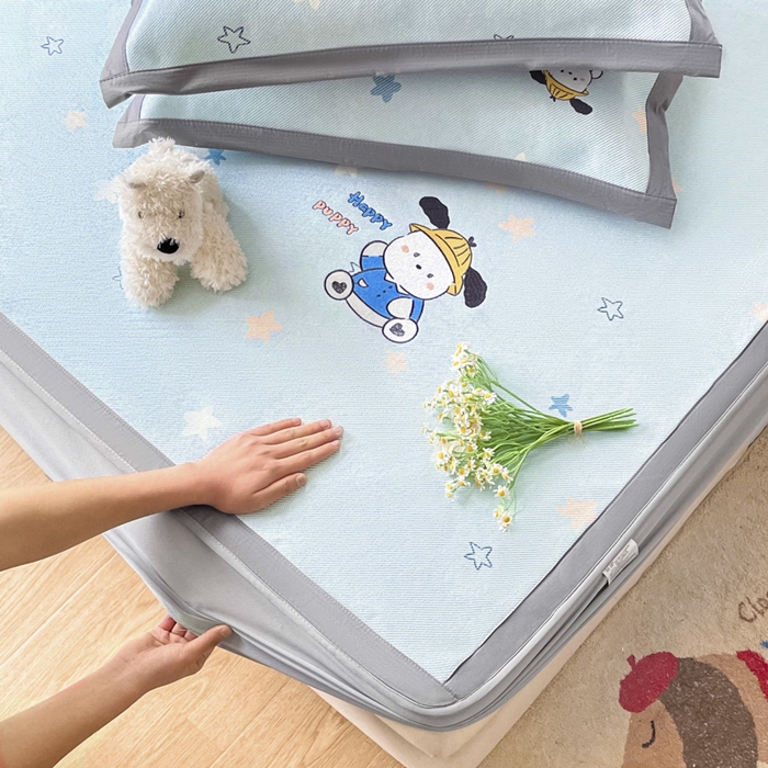 91家纺网 家纺一手货源 找家纺 雅居纺家纺 2026新款A类加厚三明治底绣花冰藤席床笠款凉席席子 动感小狗