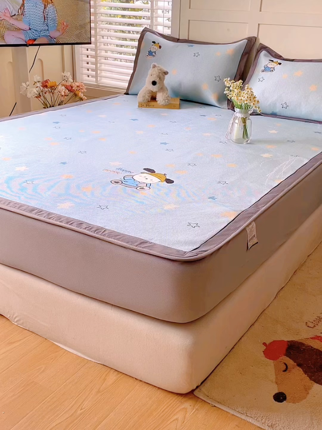 91家纺网 家纺一手货源 找家纺 雅居纺家纺 2026新款A类加厚三明治底绣花冰藤席床笠款凉席席子 动感小狗