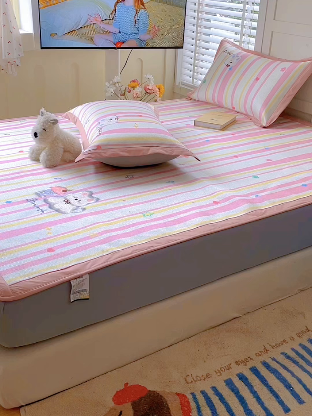 91家纺网 家纺一手货源 找家纺 （总）雅居纺家纺 2026新款A类加厚三明治底绣花冰藤席床笠款凉席席子