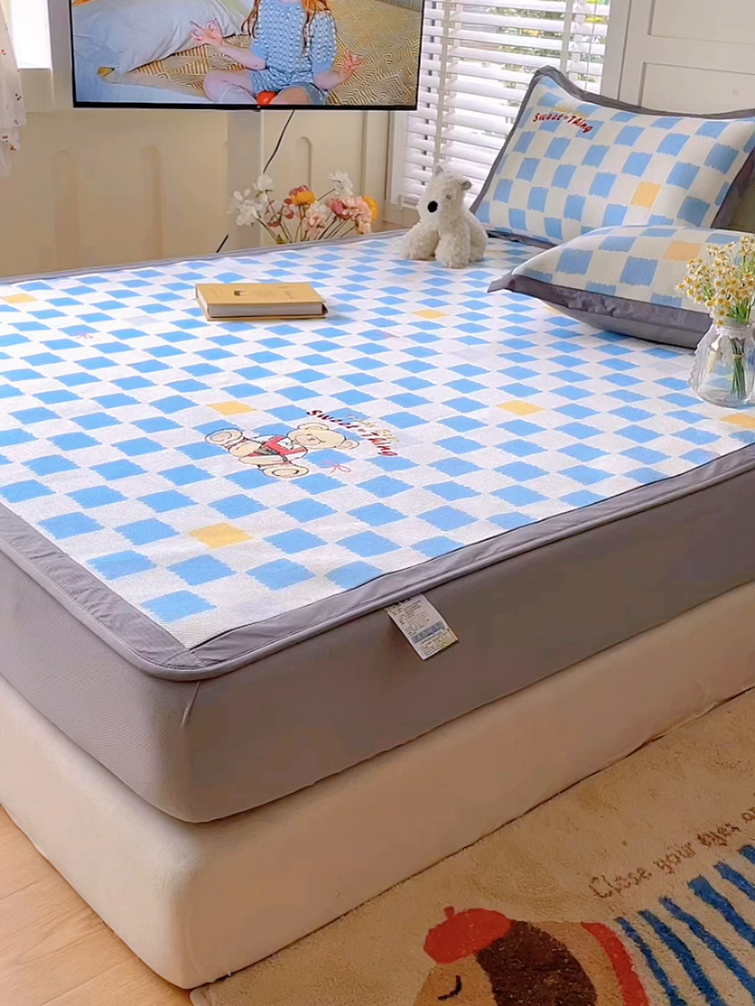 91家纺网 家纺一手货源 找家纺 雅居纺家纺 2026新款A类加厚三明治底绣花冰藤席床笠款凉席席子 时尚小熊